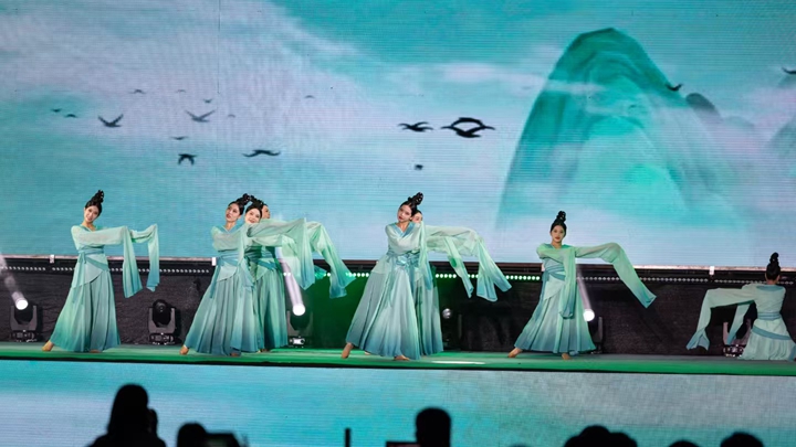 舞蹈《绿水青山》